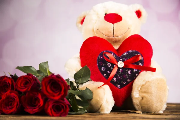 Jour d'amour, Saint Valentin, roses et un ours en peluche . — Photo