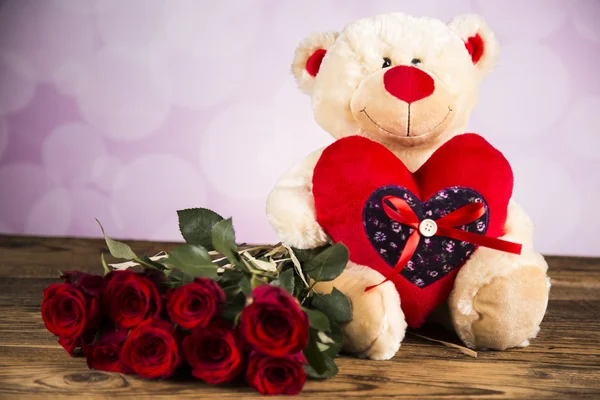 Jour d'amour, Saint Valentin, roses et un ours en peluche . — Photo