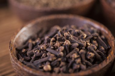 Tahta kaplarda baharatlar ve otlar.