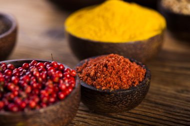 Tahta kaplarda baharatlar ve otlar.