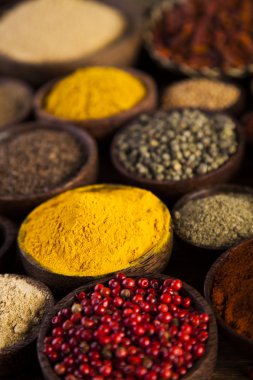 Renkli baharatların ahşap masası.