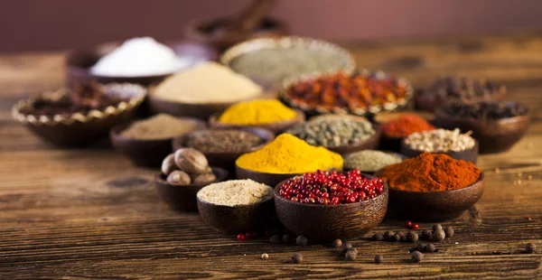 Mesa de madeira de especiarias coloridas — Fotografia de Stock