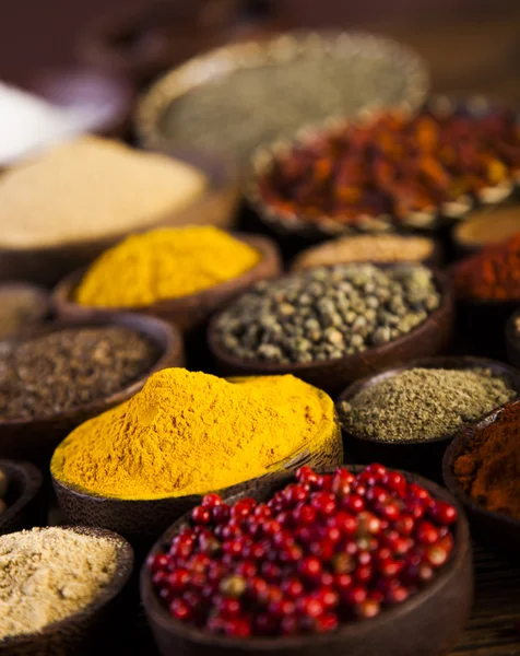 Houten tafel van kleurrijke specerijen — Stockfoto