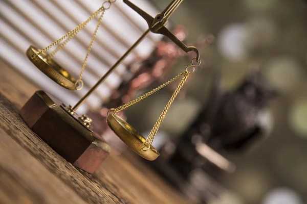 Golden scales of justice, books, Statue of Lady Justice. Owl and paragraph — Stock Photo, Image