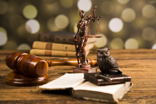 Golden scales of justice, books, Statue of Lady Justice. Owl and paragraph — Φωτογραφία Αρχείου