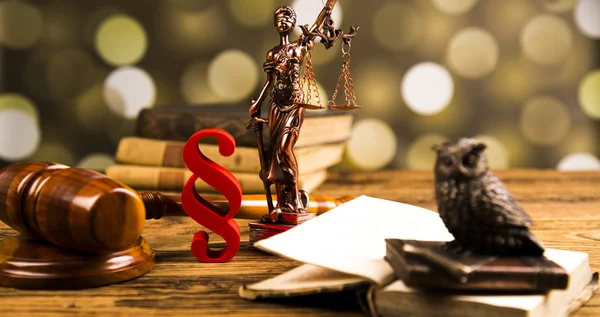 Golden scales of justice, books, Statue of Lady Justice. Owl and paragraph — Stockfoto