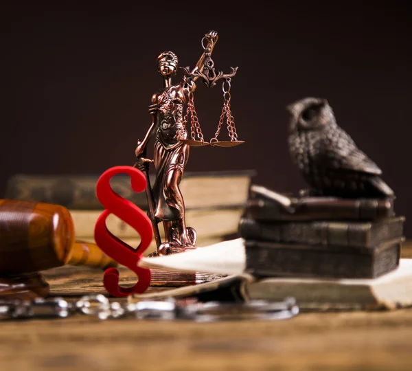 Golden scales of justice, books, Statue of Lady Justice. Owl and paragraph — Stock Photo, Image