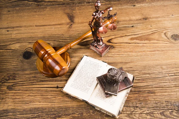 Golden scales of justice, books, Statue of Lady Justice. Owl and paragraph — Stock Photo, Image