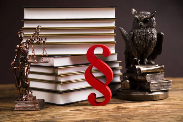 Golden scales of justice, books, Statue of Lady Justice. Owl and paragraph — 스톡 사진