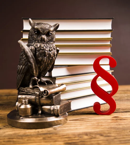 Golden scales of justice, books, Statue of Lady Justice. Owl and paragraph — 스톡 사진