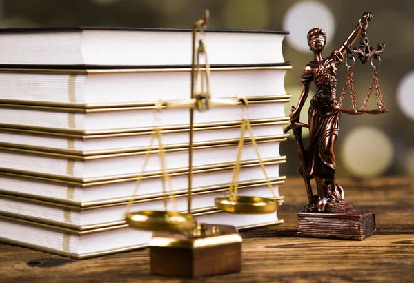 Golden scales of justice, books, Statue of Lady Justice. Owl and paragraph Stockbild