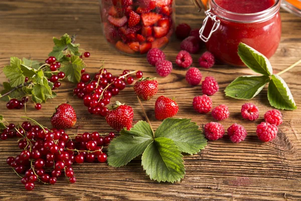 Marmeladengläser mit Waldfrüchten, Marmeladengläser mit Konfitüren, Marmeladen, Früchte — Stockfoto