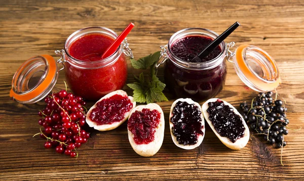 Marmeladengläser mit Waldfrüchten, Marmeladengläser mit Konfitüren, Marmeladen, Früchte — Stockfoto