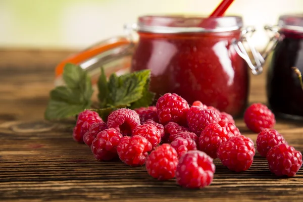 Lesní ovoce jam sklenice džemu, ovocné sklenice od zavařeniny, marmelády, ovoce — Stock fotografie