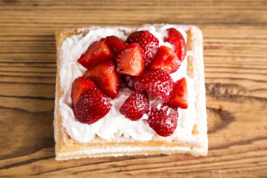 Krem şanti ve ahududu ve cranberries ile gözleme, gözleme buzlanma ile şeker