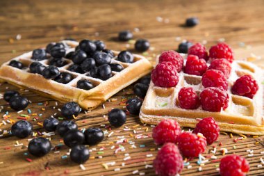 Krem şanti ve ahududu ve cranberries ile gözleme, gözleme buzlanma ile şeker