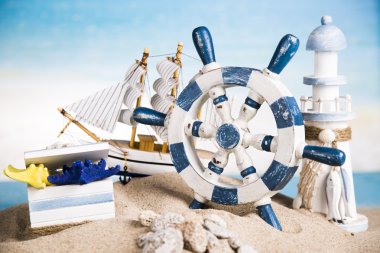 Tatil deniz, deniz feneri, martı, lifebuoy, kum, kabukları tarafından