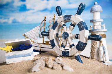 Tatil deniz, deniz feneri, martı, lifebuoy, kum, kabukları tarafından