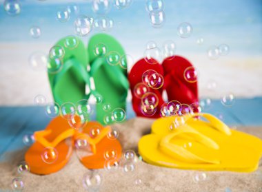 Tatil, kum, kum, parmak arası terlik renkli kabuklar, yüzme için kemer için renkli kalıplar