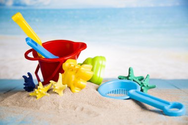 Tatil, kum, kum, parmak arası terlik renkli kabuklar, yüzme için kemer için renkli kalıplar