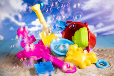 Tatil, kum, kum, parmak arası terlik renkli kabuklar, yüzme için kemer için renkli kalıplar