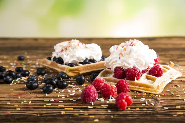 Krem şanti ve ahududu ve cranberries ile gözleme, gözleme buzlanma ile şeker