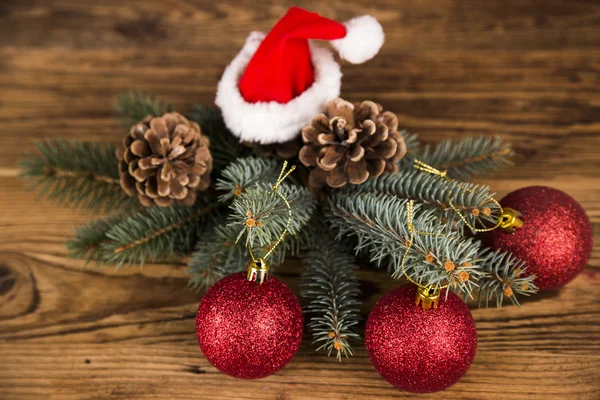 Juldekoration, julgran med kottar, presenter — Stockfoto