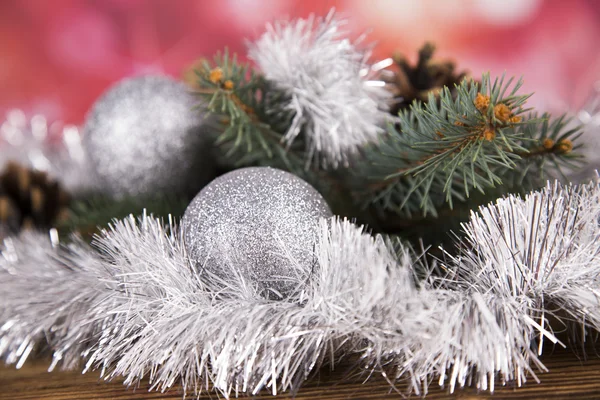 Рождественские украшения, елка с конусами, подарки — стоковое фото