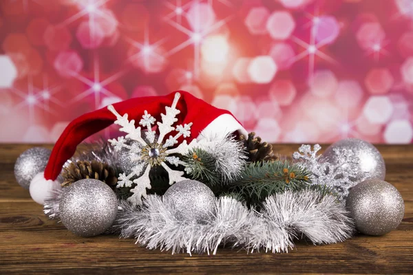 Рождественские украшения, елка с конусами, подарки — стоковое фото