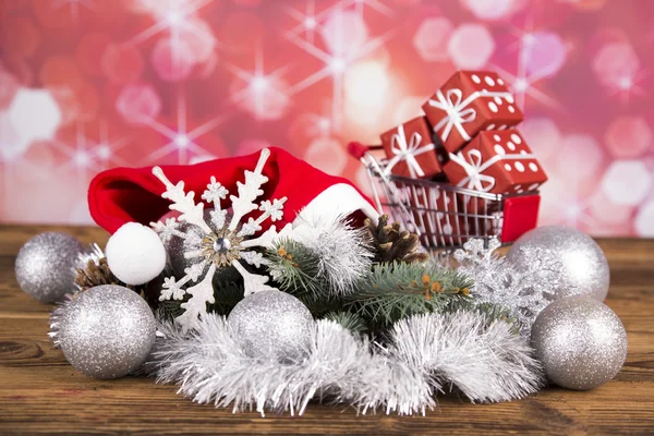 Juldekoration, julgran med kottar, presenter — Stockfoto