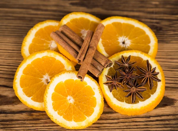 Koniler, tarçın ve anason ile portakal ile Noel ağacı