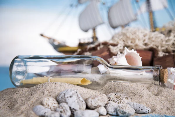 Holiday by the sea, fishing, nets, shells, magnifying glass and binoculars, compass — Stock Photo, Image