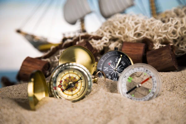 Semester vid havet, fiske, nät, skal, förstoringsglas och kikare, kompass — Stockfoto
