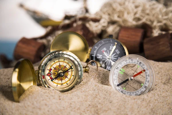 Holiday by the sea, fishing, nets, shells, magnifying glass and binoculars, compass — Stock Photo, Image