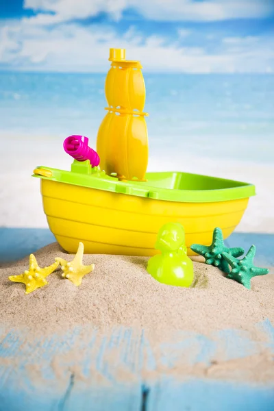 Vacaciones, arena, moldes de colores para la caja de arena, chanclas cáscaras de colores, el cinturón para nadar —  Fotos de Stock