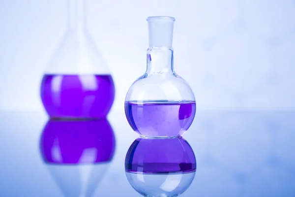 Лабораторное стекло, концепция химии — стоковое фото