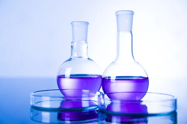 Laboratóriumi üveg, a kémia tudomány fogalom — Stock Fotó