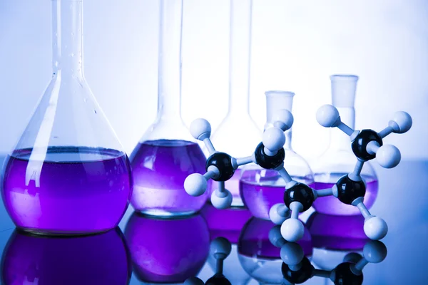 Laboratóriumi üveg, a kémia tudomány fogalom — Stock Fotó