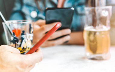 Elinde akıllı telefon olan bir eli kapat - teknoloji ve sosyal ağ konseptine bağımlılık
