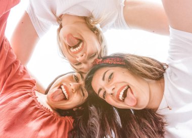 En iyi arkadaşlar tatilde akıllı telefonlu bir selfie çekiyorlar. Bir grup mutlu çok ırklı turist komik bir fotoğraf çekiyor. Arkadaşlık ve eğlence konsepti.