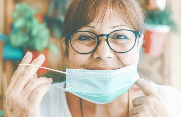 Femme Enlève Masque Chirurgical Sourit Après Confinement Pandémie Coronavirus Espoir Images De Stock Libres De Droits