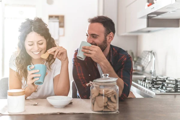 Couple Engagé Prend Petit Déjeuner Ensemble Dans Leur Nouvelle Maison Photo De Stock