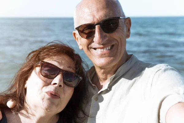 Couple Âge Moyen Prend Selfie Sur Plage Pendant Les Vacances Images De Stock Libres De Droits