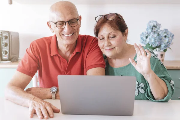 Couple Âge Moyen Bavarder Appel Vidéo Avec Leurs Amis Parents Images De Stock Libres De Droits