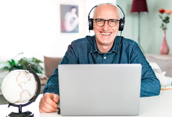 Hombre Negocios Sonriente Mira Cámara Con Auriculares Hombre Negocios Videollamada — Foto de Stock