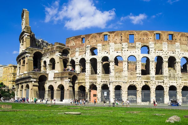 Colosseum and blue sky, Rome — Stock Photo, Image