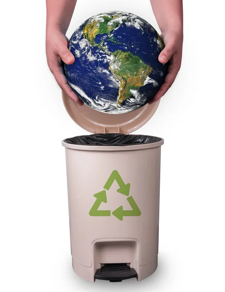 Ręka trzyma ziemię góry Recycled bin. — Zdjęcie stockowe