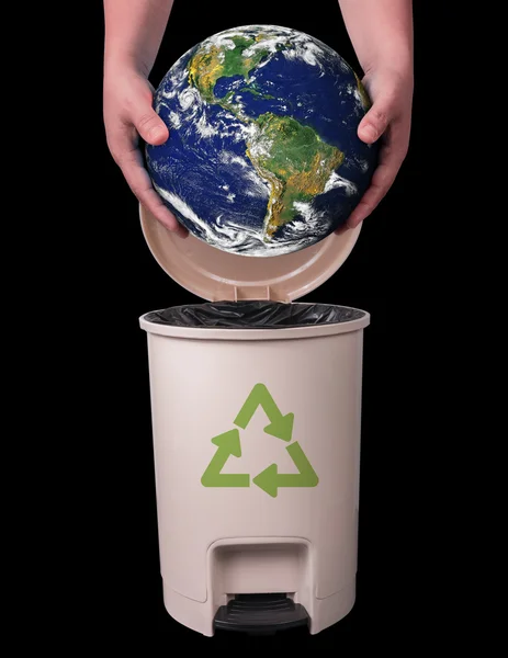 地球上にリサイクル箱を持っている手. — ストック写真