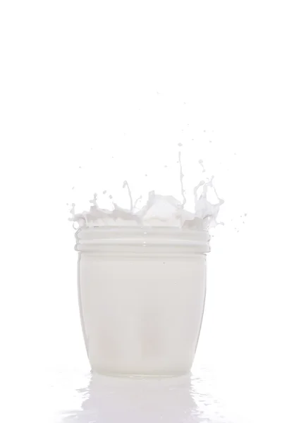 Rozprysk mleka w szklance — Zdjęcie stockowe