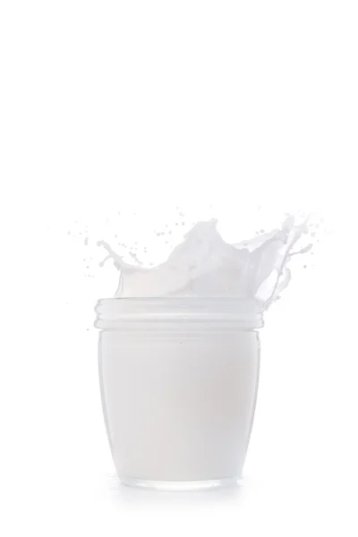 Stänk mjölk i ett glas — Stockfoto